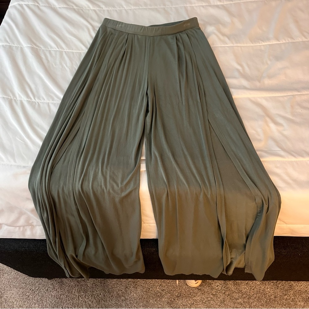 Lulu’s sage green flyaway style pants, high waist, jersey material, size M - Picture 1 of 5